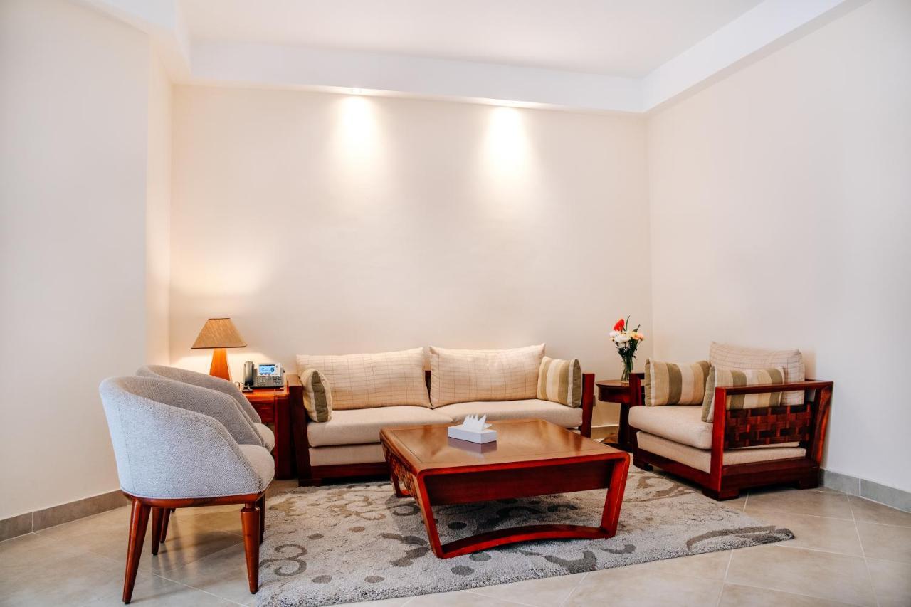 Tropitel Sahl Hasheesh Hotel Hurghada Exterior photo A living room with a carpet